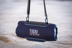 Der JBL Xtreme 5 kommt mit praktischem Tragegurt.