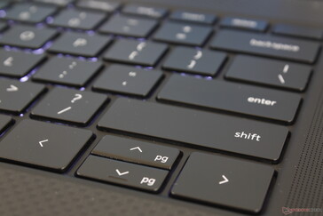 Kleine Auf-/Ab-Pfeiltasten. Eine Barebone-Tastatur aus Sicht einer mobilen 17-Zoll-Workstation.