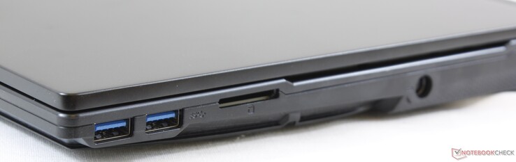 Rechts: SD-Kartenleser, 2x USB 3.1, Netzteil