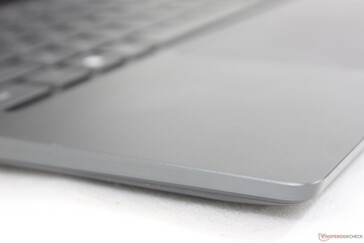 Das stabile Metallgehäuse verhindert Knarzen und Verwindungen zuverlässig.