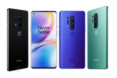 Das OnePlus 8 Pro zeigt sich erstmals in allen drei offiziellen Farbvarianten, darunter auch einem knalligen Blau.