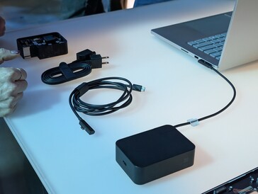 Das magnetische USB-C-Kabel lässt sich auch umgekehrt verwenden, da nur ein Ende magnetisch ist. Wird das magnetische Ende mit dem Netzteil verbunden, kann das Kabel wie ein universelles USB-C-Ladekabel für andere Geräte genutzt werden.
