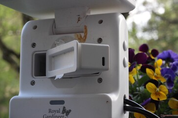 Zu sehen: Der Akku lässt sich herausnehmen, aber nur außerhalb laden. Nebenbefund: Abfließendem Regenwasser hält das System stand