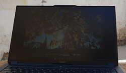 Fotos sind im Freien kaum zu erkennen. Text lässt sich lesen.