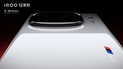 Das iQOO 12 Pro wird optional im weißen Design mit BMW-Schriftzug angeboten. (Bild: iQOO)