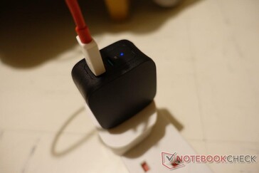 Das RP-PC144 verfügt über eine elektrisch-blaue Anzeige-LED. (Quelle: Notebookcheck)