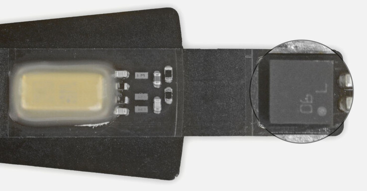 Dieser winzige Sensor kann die Temperatur und die Luftfeuchtigkeit der Umgebung messen. (Bild: iFixit, via Bloomberg)