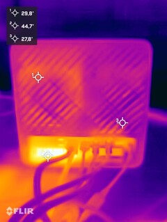 Minisforum N5 Pro beim Stresstest (Rückseite)