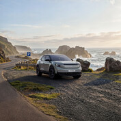 Der neue Ford Explorer Collection kombiniert die exklusive Lackierung in Cactus Grey mit einem erstarkten LFP-Akku und bringt eine vollwertige 230-Volt-Steckdose direkt in den Kofferraum.