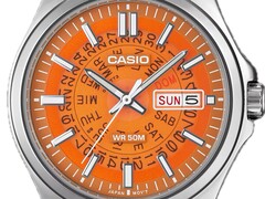 Nahaufnahme der orangefarbenen Casio MTP-E740-4AV mit transparentem Zifferblatt, das den Blick auf die Datumsanzeige und die darunterliegenden Anzeigeräder freigibt
