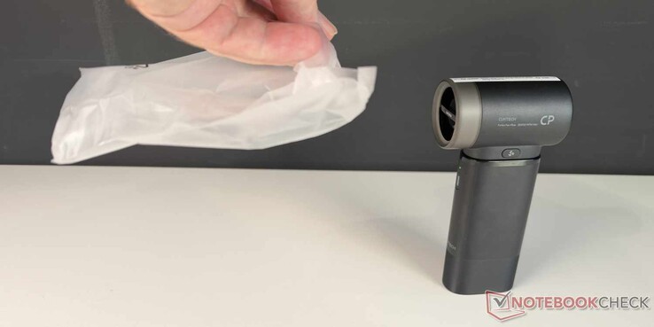 Der Mini-Ventilator macht auf dritter Stufe gut Wind, wie die wehende Tüte zeigt.