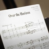 Seit 15 Jahren wird der ikonische Samsung-Klingelton "Over the Horizon" immer wieder neu interpretiert, 2026 mit dem RPO.