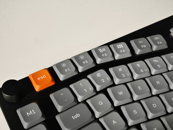 Individuell programmierbarer Knopf, graue und orange Tastenkappen. (Bildquelle: Julian van der Merwe / Notebookcheck)