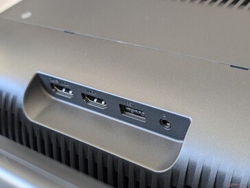 … während sich die HDMI-, Audio- und USB-Anschlüsse am verstellbaren Projektorteil befinden.