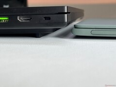 Die Ausbuchtung und der Standfuß sind fast so hoch wie manche Subnotebooks.