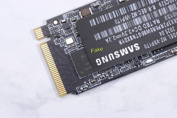 Das gefälschte Samsung hat einen Maxio- anstelle eines Samsung-Controllers.