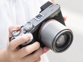 Das günstige TTArtisan 50 mm f/1.8 Neo Autofokus-Objektiv gibts jetzt in zwei neuen Farben.