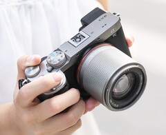 Das günstige TTArtisan 50 mm f/1.8 Neo Autofokus-Objektiv gibts jetzt in zwei neuen Farben.