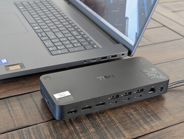 Die Rückseite der Dockingstation zeigt die verfügbaren Ports einschließlich Unterstützung für mehrere externe Bildschirme mit bis zu vier 4K-120-Hz-Monitoren