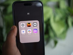 Smartphone mit einem App-Ordner namens AI, darin ChatGPT, Mistral AI, Claude, Gemini, Copilot und Poe