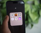 Smartphone mit einem App-Ordner namens AI, darin ChatGPT, Mistral AI, Claude, Gemini, Copilot und Poe