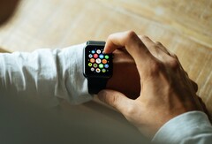 Die Apple Watch Series 7 soll schmalere Bildschirmränder und einen schnelleren Chip erhalten. (Bild: Luke Chesser)