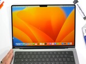 Unterhaltsamer Teardown des aktuellen Apple MacBook Pro 2023 mit M2-Chip: JerryRigEverything findet viele verschiedene Schrauben, veranstaltet ein Pull-Tab-Orchester und sieht seltsame Codes.
