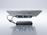 Die 145-W-Powerbank kann vier Geräte gleichzeitig aufladen. Im Bild: ein Werbefoto, das sie beim Aufladen eines Smartphones und eines Laptops zeigt.