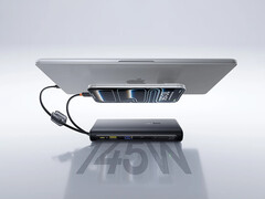 Die 145-W-Powerbank kann vier Geräte gleichzeitig aufladen. Im Bild: ein Werbefoto, das sie beim Aufladen eines Smartphones und eines Laptops zeigt.