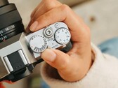 Die Fujifilm X-T30 III bietet dedizierte Einstellräder für Verschlusszeit und Belichtungskorrektur. (Bildquelle: Fujifilm)