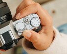 Die Fujifilm X-T30 III bietet dedizierte Einstellräder für Verschlusszeit und Belichtungskorrektur. (Bildquelle: Fujifilm)