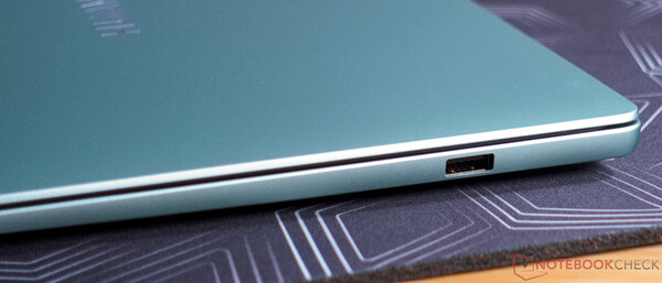 Die Anschlussauswahl am Huawei MateBook 14 ist mager, aber trotzdem noch größer als beim MacBook Neo