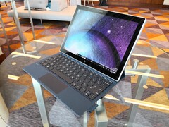 Ein HP Envy x2 mit Intel-Chip statt Qualcomm-SoC ist auf der CES 2018 zu sehen.