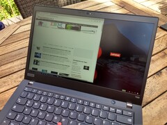 Lenovo ThinkPad T490 mit Low-Power-Display im Außeneinsatz