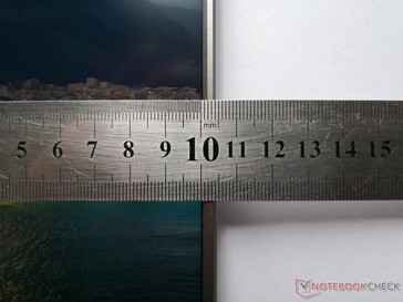 Dank der schmalen Displayränder ist der Formfaktor sehr kompakt