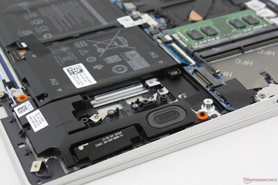 Stereo-Lautsprecher nahe der vorderen Ecken. Auch hohe Lautstärkeeinstellungen lassen die Handballenauflagen nicht vibrieren.