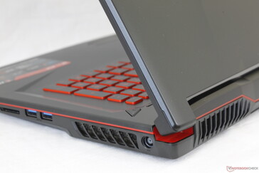 Die Scharniere sind in Ordnung, wobei deren geringe Größe uns an ihren Durchhaltefähigkeiten zweifeln lässt