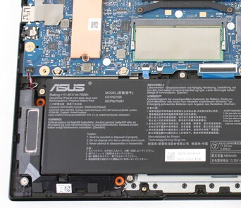 Nach unten gerichtete Stereolautsprecher in den vorderen Ecken