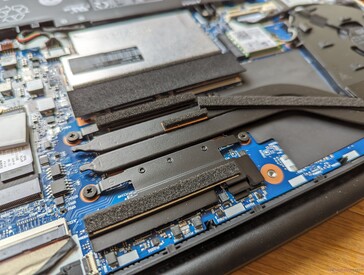 Es gibt ausreichend Platz zwischen der CPU und dem Lüfter für die optionale GeForce MX550.