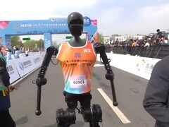 In Peking haben humanoide Roboter zu Testzwecken erstmals an einem Halbmarathon teilgenommen. (Bildquelle: YouTube / CGTN)