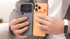 Das Xiaomi 17 Pro Max direkt neben dem iPhone 17 Pro Max von Apple: Ein erster Direktvergleich im kurzen Video. (Bildquelle: Lu Weibing, AI-hochskaliert)