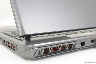 Glatte einfarbige Oberflächen von oben bis unten mit nur etwas Blau auf der unteren Platte