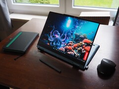 Test Lenovo Yoga 7 2-in-1 14AKP10 Laptop: Zen 5 schießt gegen Intel