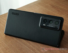 Bisher stand für das Magic V2 nur Android 13 zur Verfügung (Bildquelle: Notebookcheck).