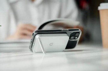 Die Powerbank fungiert auch als Ständer