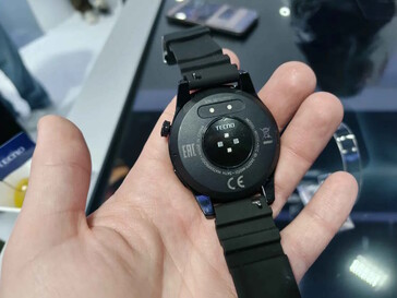 Zu sehen ist eine optische Sensorik - und eine drehbare Krone