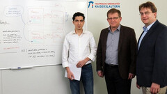 Die Kaiserslauterer Forscher (von links nach rechts) Mohammad R. Fadiheh, Professor Wolfgang Kunz und Dominik Stoffel haben mit ihren Kollegen aus Stanford die Technik entwickelt. Foto: Koziel/TUK 