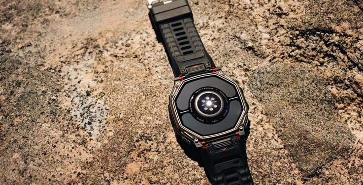 Die Amazfit T-Rex Dual Solar hat auch auf der Rückseite ein Solarmodul.