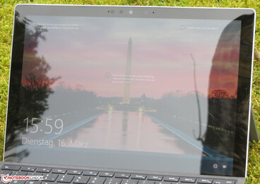 Das Surface Pro 7 Plus im Freien.