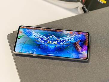 Moto Edge X30 mit Punchhole-Selfie-Kamera laut früherem Leak.